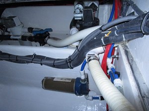 Aft salon bilge to port