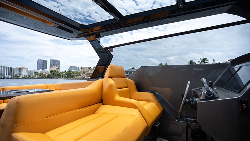 Helm seat