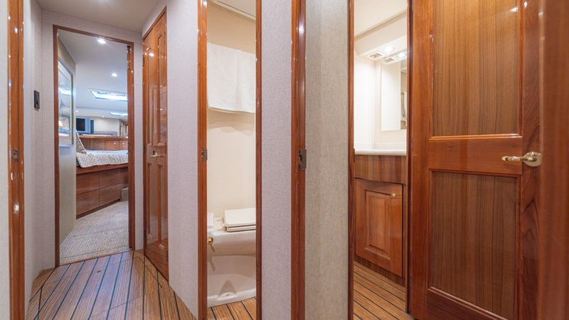 2005 Viking 61 Convertible 'Honey Girl'
