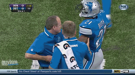 Lions RB Reggie Bush Had to Have His Dislocated Thumb Popped Back in by Trainers