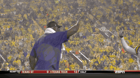 Shaq Towers over LSU Players Who Must Leap to High-Five Him