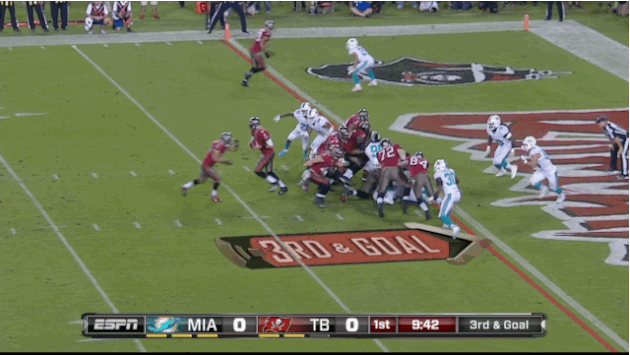 Buccaneers' 340-Pound Offensive Tackle Catches Touchdown Pass