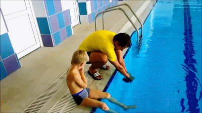 Man Shows the Best Way to Put on a Swim Cap