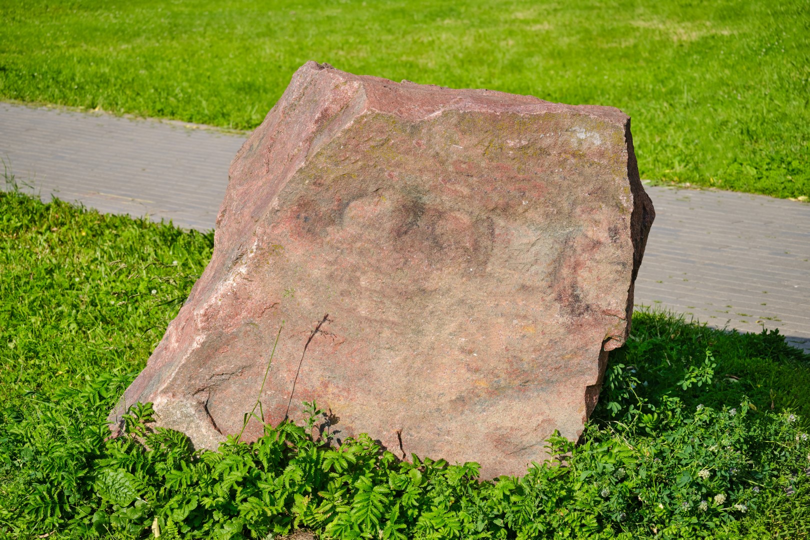 A large stone by the road with a place for the tex 2025 10 16 14 30 59 utc (large)