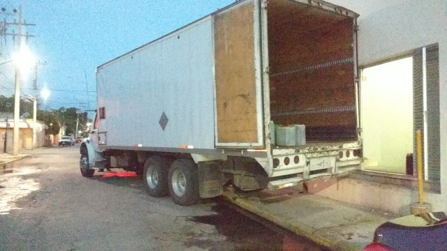Tráiler bloquea el tráfico Tráiler bloquea el tráfico