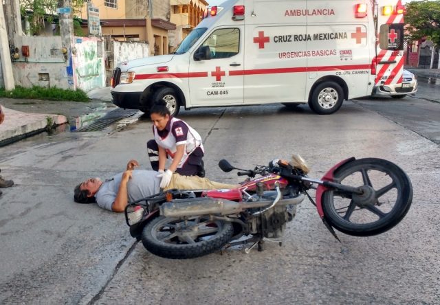 Motorista derrapa en aguas negras Motorista derrapa en aguas negras