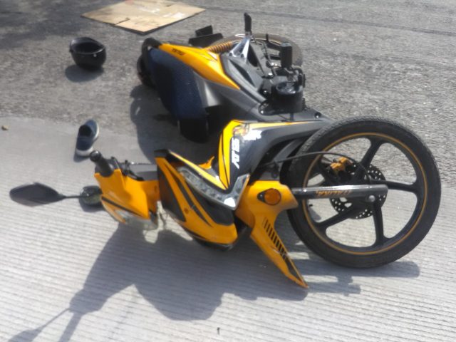 AUTOMÓVIL IMPACTA A MOTORISTA AUTOMÓVIL IMPACTA A MOTORISTA