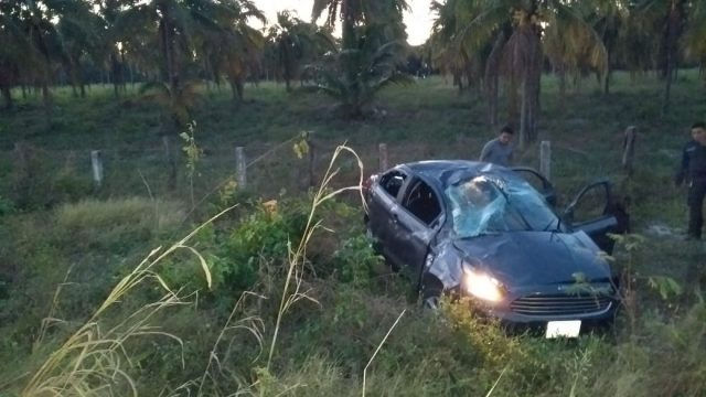 Gracias a la rápida acción de los elementos de la Cruz Roja los sujetos fueron trasladados al hospital.