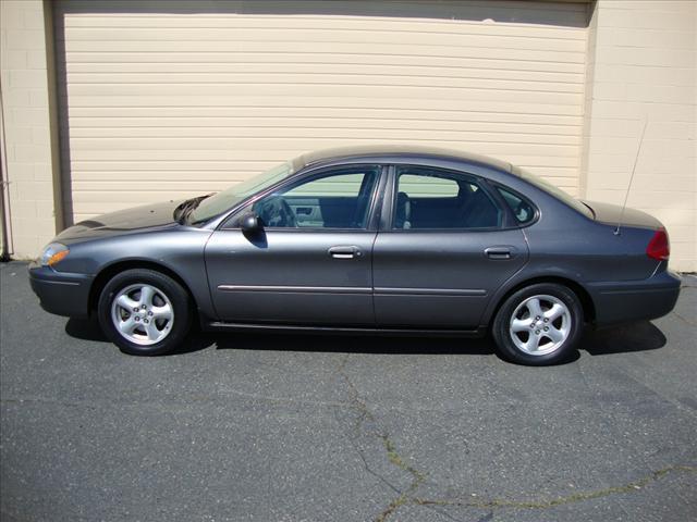 Photo of 2004 Ford Taurus