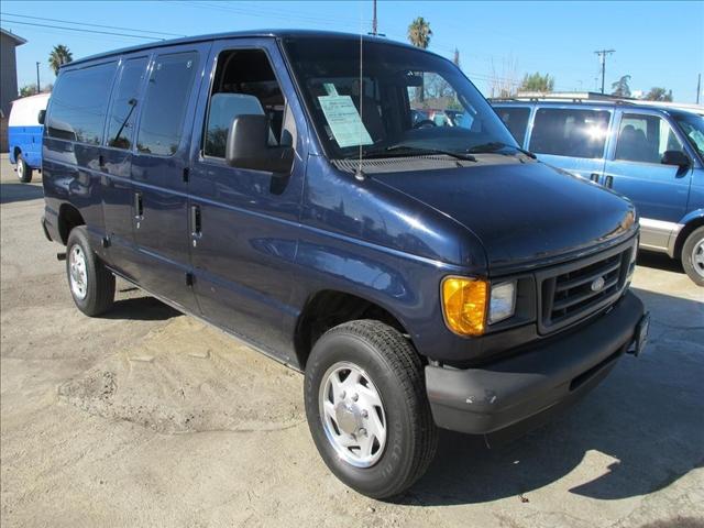 Photo of 2003 Ford Econoline Wagon