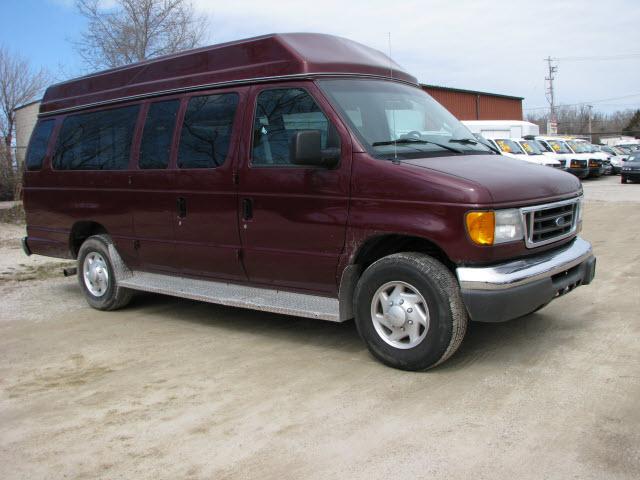 Photo of 2004 Ford E-350 Palatine Illinois