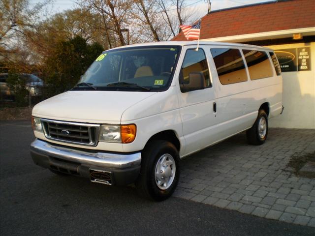 Photo of 2006 Ford Econoline Wagon