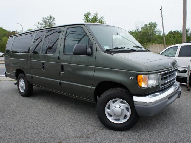 Photo of 2002 Ford Econoline Wagon