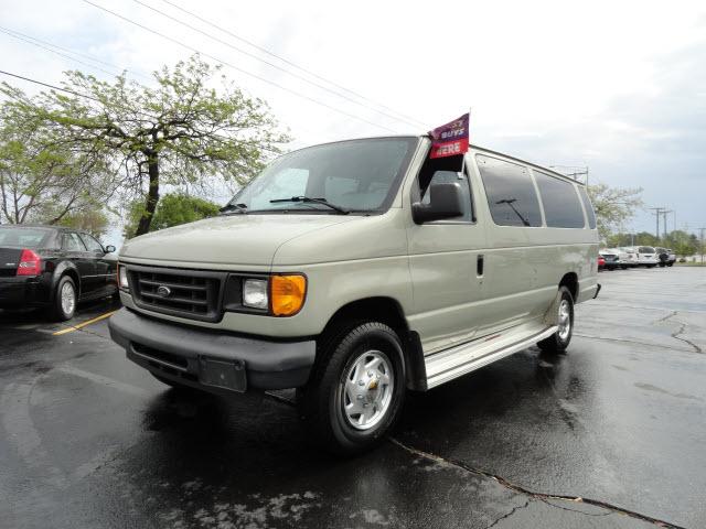 Photo of 2005 Ford E-350