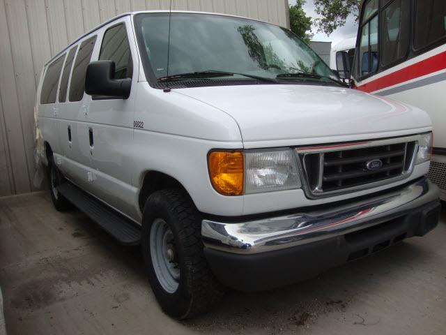 Photo of 2006 Ford E-350