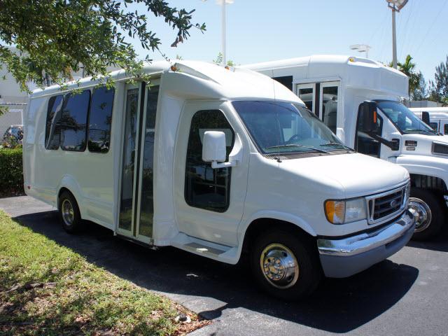 Photo of 2005 Ford E-350