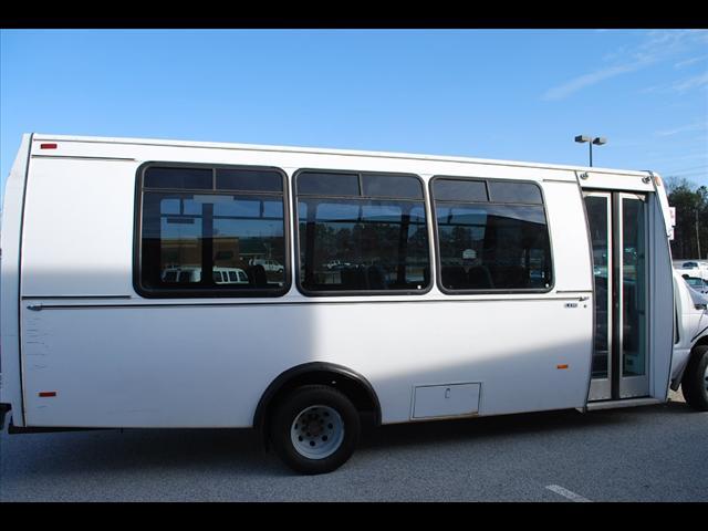 Photo of 2004 Ford E-450 Super Duty