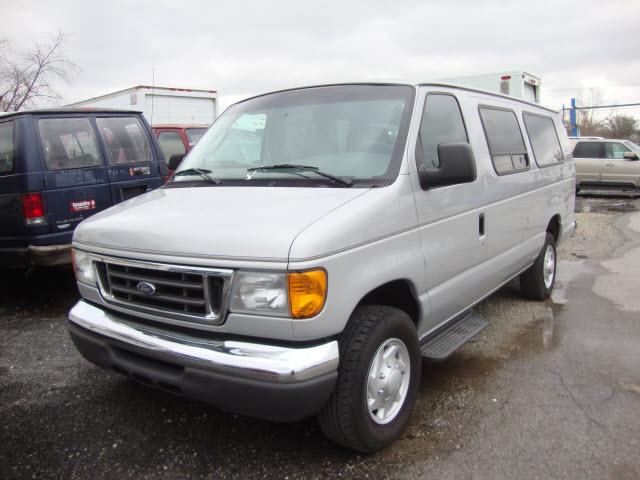 Photo of 2005 Ford E-350