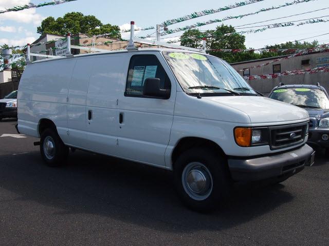 Photo of 2005 Ford E-350
