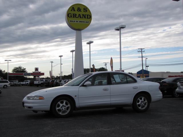 Photo of 1999 Oldsmobile Intrigue