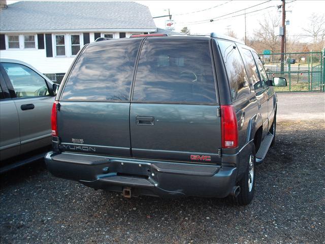Photo of 2000 GMC Yukon Denali