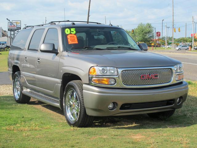 Photo of 2005 GMC Yukon XL Denali