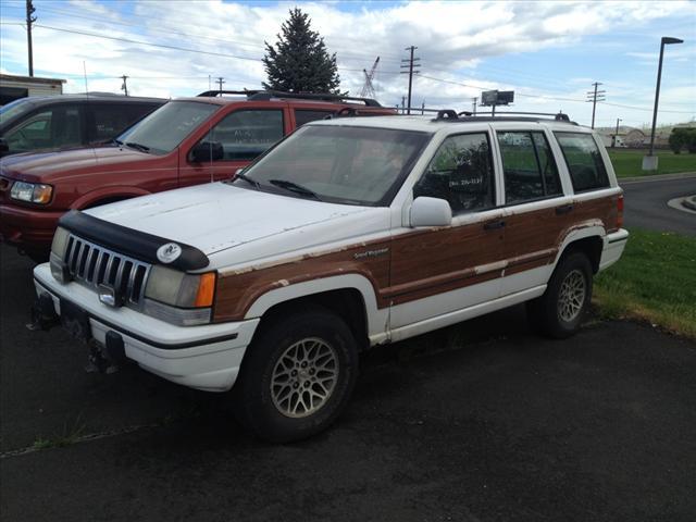Photo of 1993 Jeep Grand Wagoneer