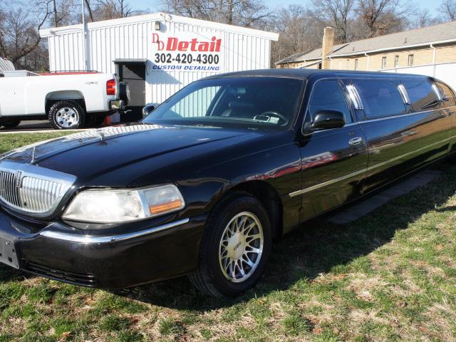Photo of 2000 Lincoln Town Car