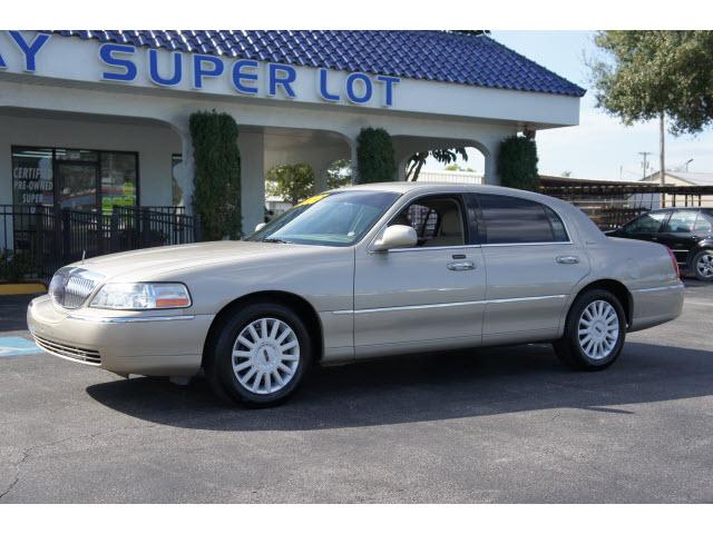 Photo of 2005 Lincoln Town Car