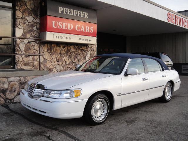 Photo of 1999 Lincoln Town Car