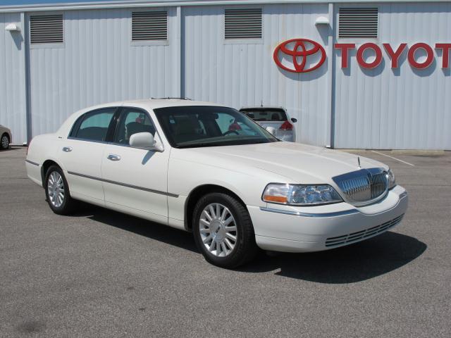 Photo of 2003 Lincoln Town Car