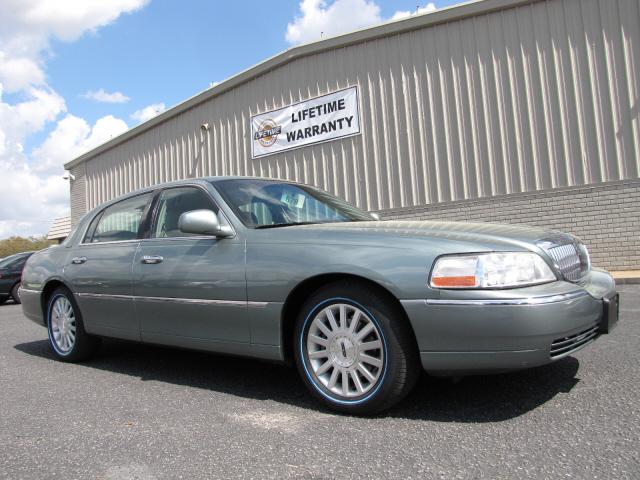 Photo of 2004 Lincoln Town Car