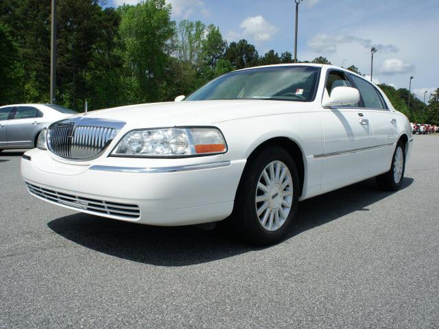 Photo of 2004 Lincoln Town Car