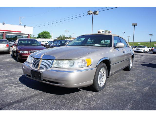 Photo of 2002 Lincoln Town Car