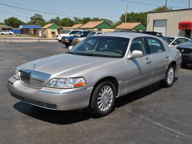 Photo of 2004 Lincoln Town Car
