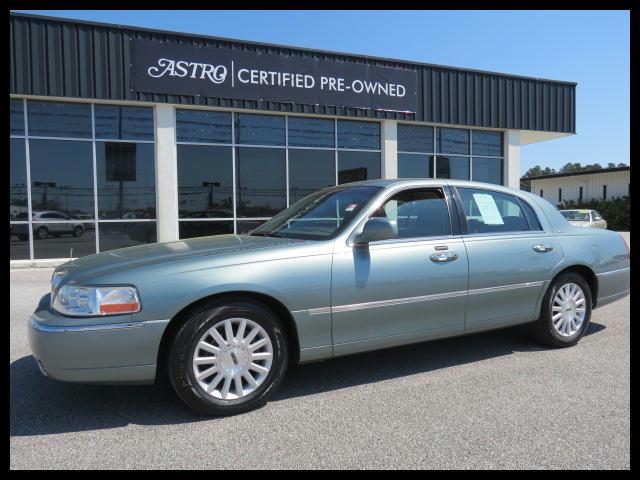 Photo of 2004 Lincoln Town Car