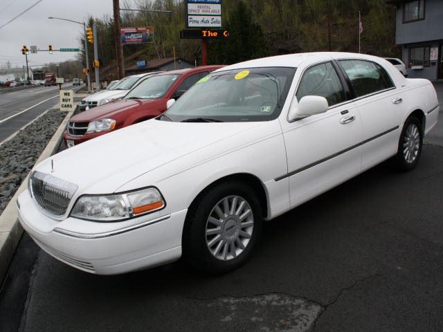 Photo of 2005 Lincoln Town Car