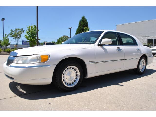 Photo of 2000 Lincoln Town Car