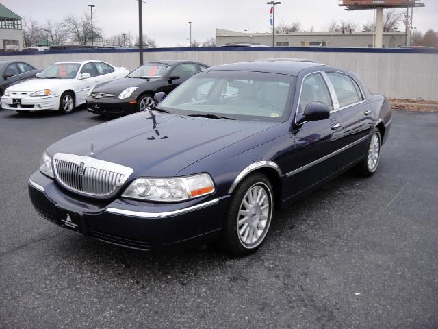 Photo of 2004 Lincoln Town Car