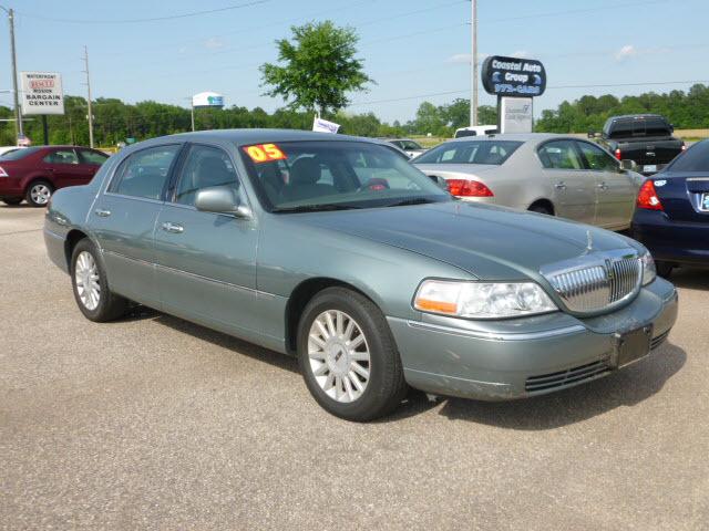 Photo of 2005 Lincoln Town Car