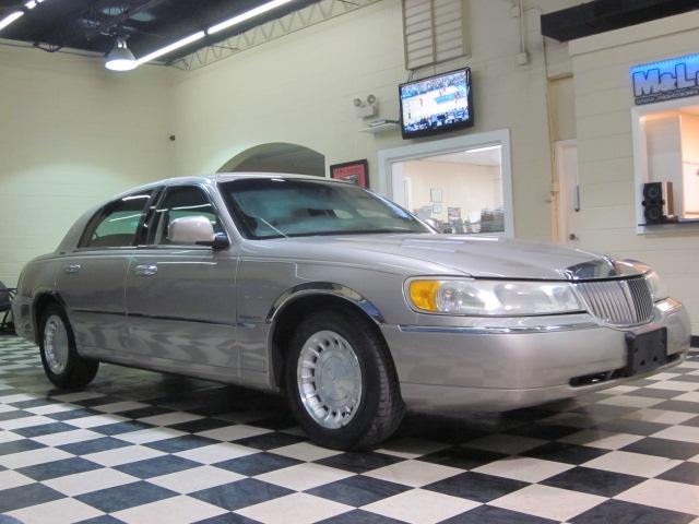 Photo of 2001 Lincoln Town Car