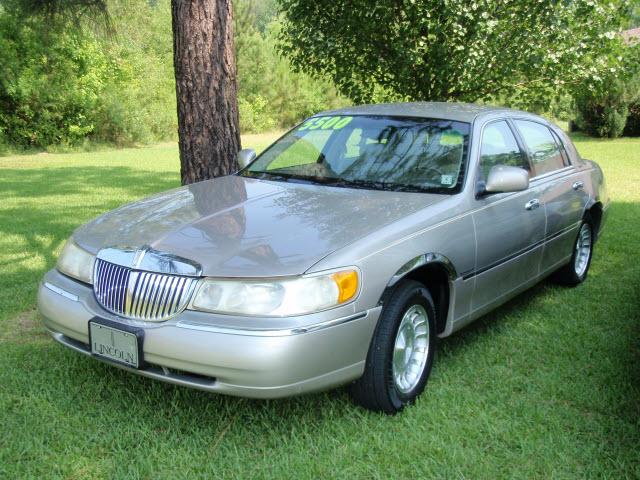 Photo of 1999 Lincoln Town Car