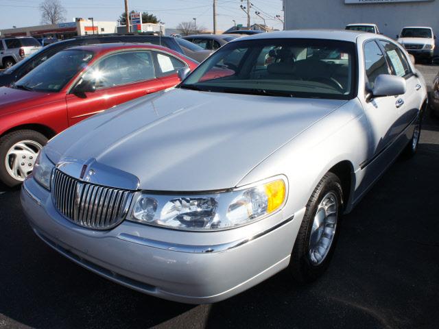 Photo of 2002 Lincoln Town Car