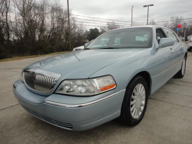 Photo of 2005 Lincoln Town Car