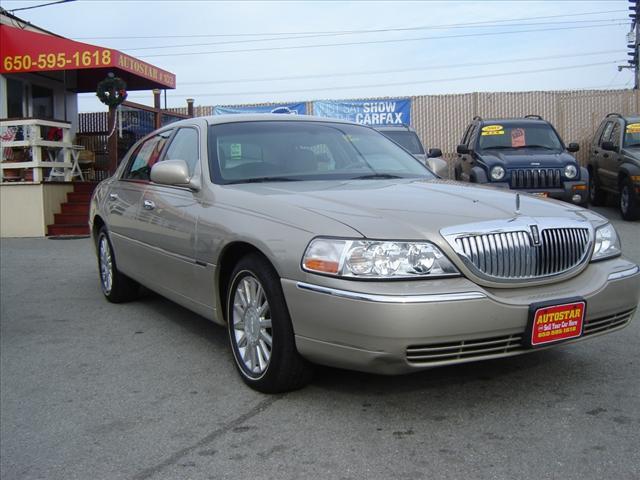 Photo of 2004 Lincoln Town Car