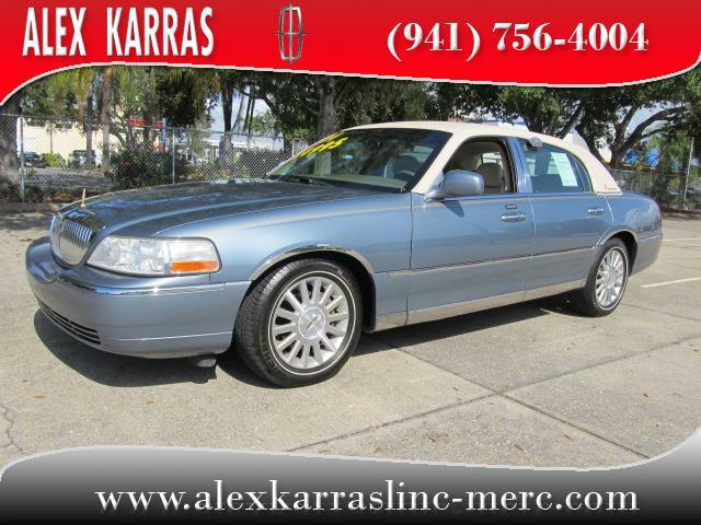 Photo of 2004 Lincoln Town Car