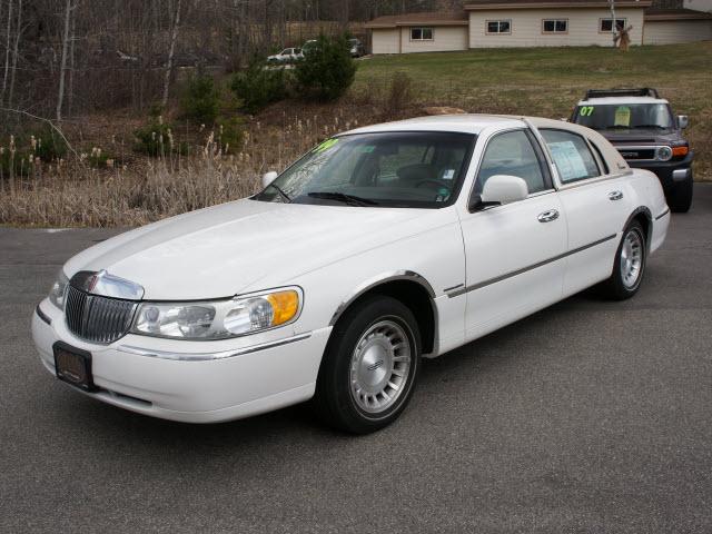 Photo of 1999 Lincoln Town Car