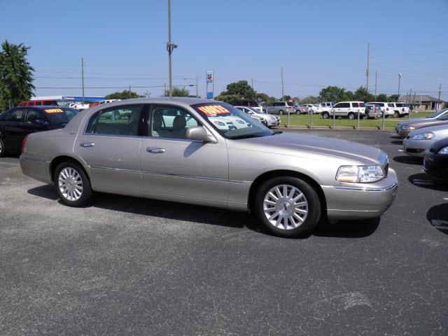 Photo of 2003 Lincoln Town Car