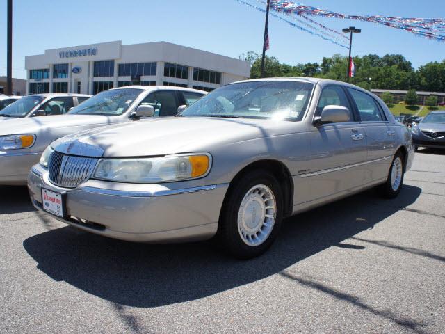 Photo of 2001 Lincoln Town Car