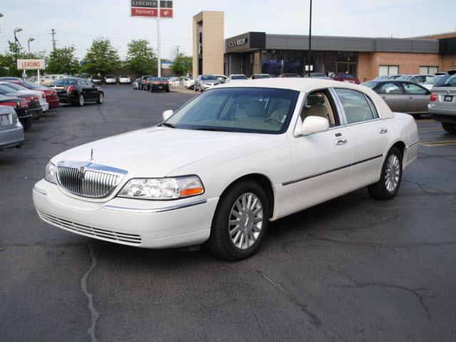 Photo of 2003 Lincoln Town Car